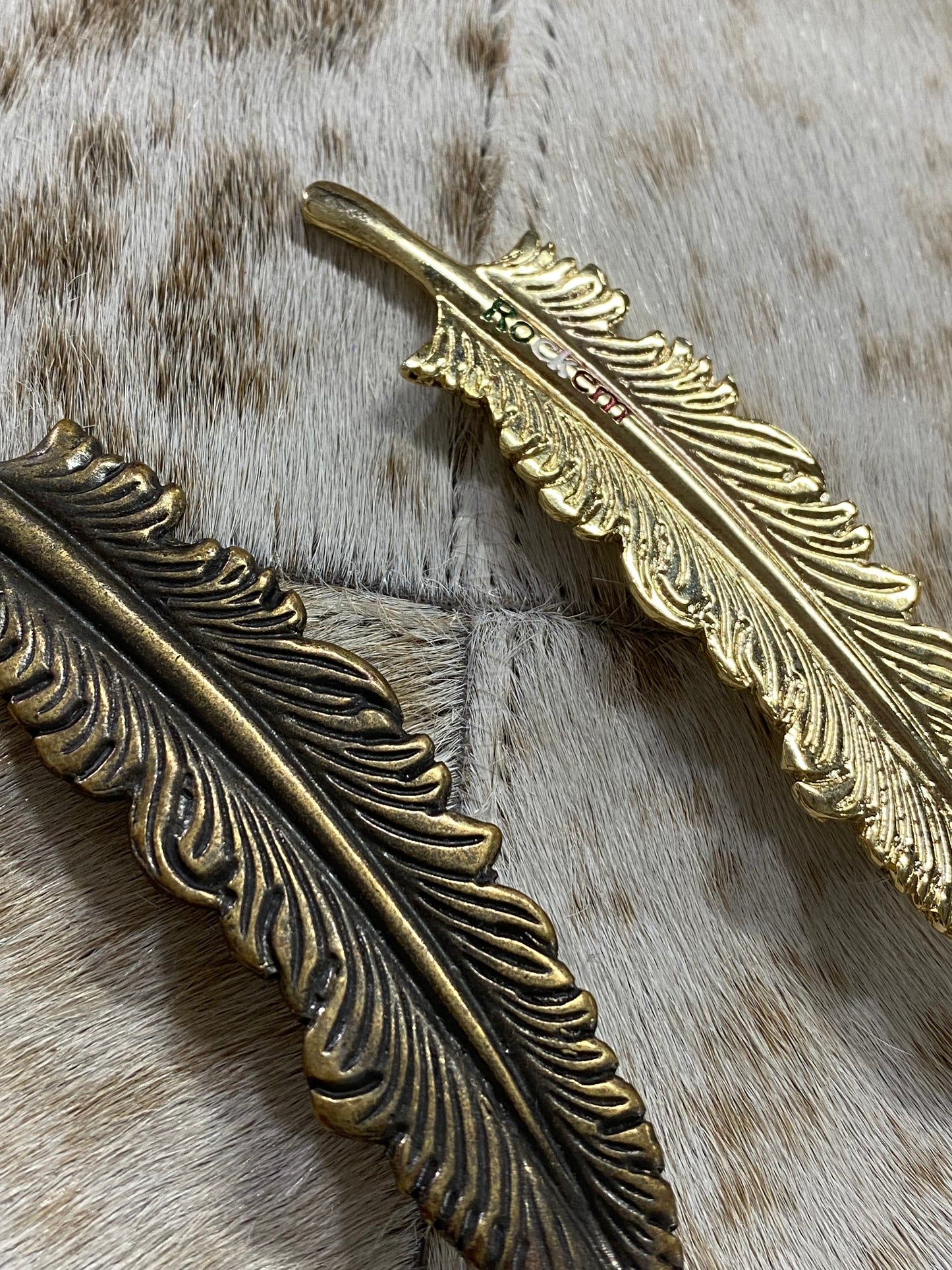 ROCK EM FEATHER PIN FOR HATS