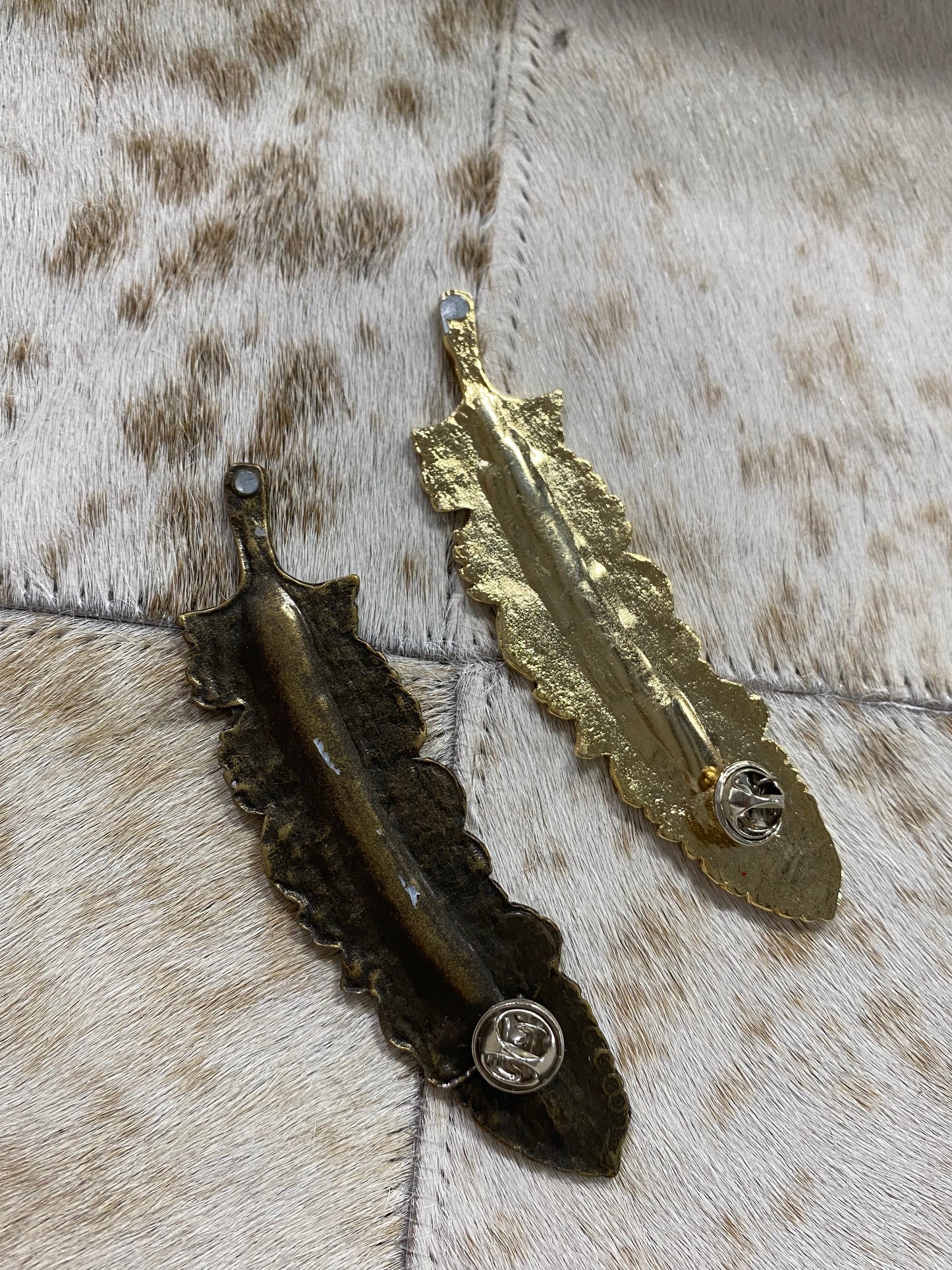 ROCK EM FEATHER PIN FOR HATS