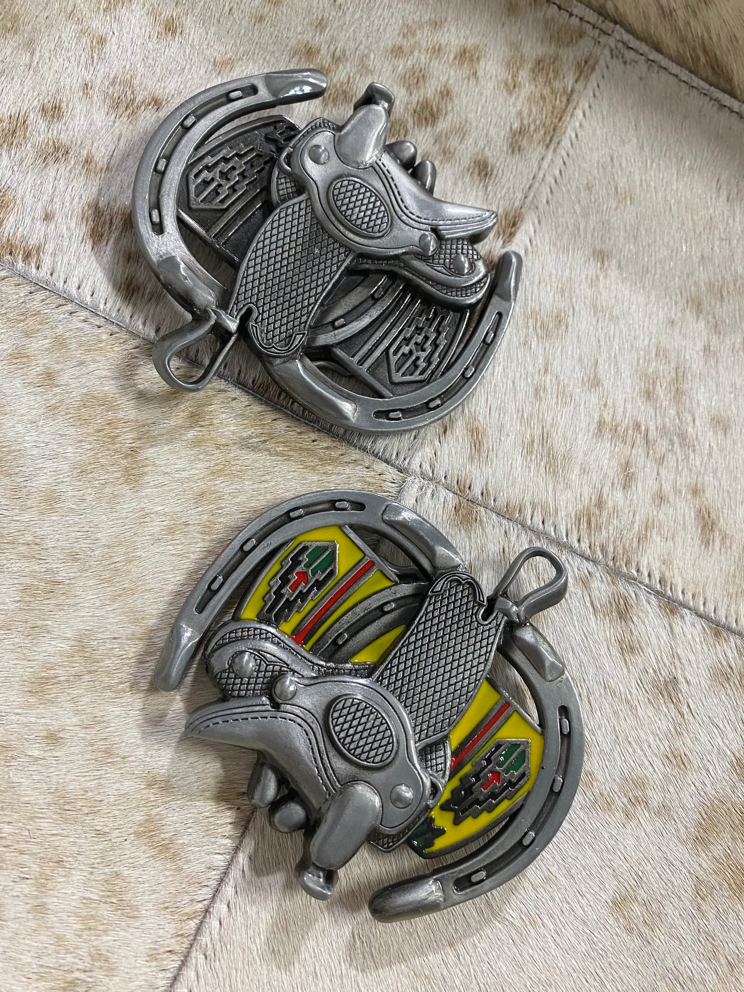 HORSE SADDLE SILVER/YELLOW BUCKLE
