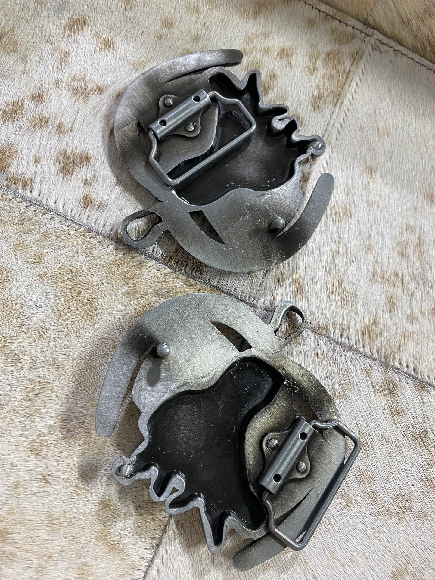HORSE SADDLE SILVER/YELLOW BUCKLE