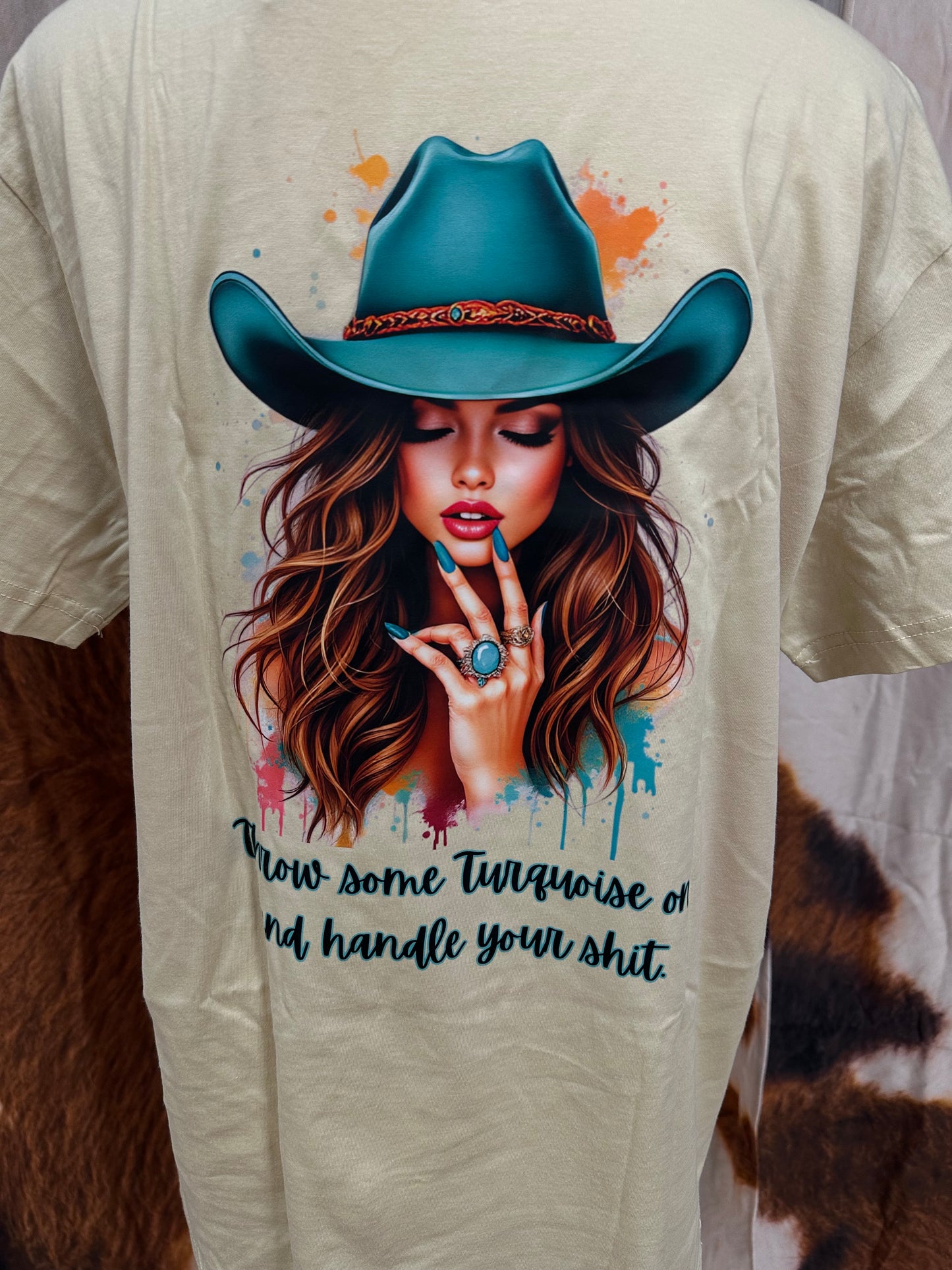LUCKY FRIENDS | BEIGE CUSTOM T-SHIRT COWGIRL THROW SOME TURQUOISE