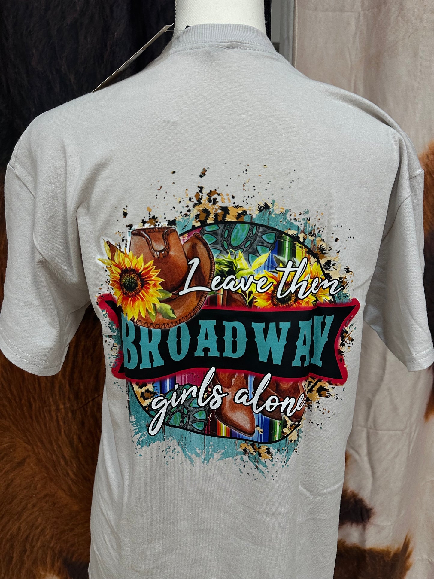 GILDAN | CUSTOM T-SHIRT LEAVE THEM BROADWAY GIRLS ALONE