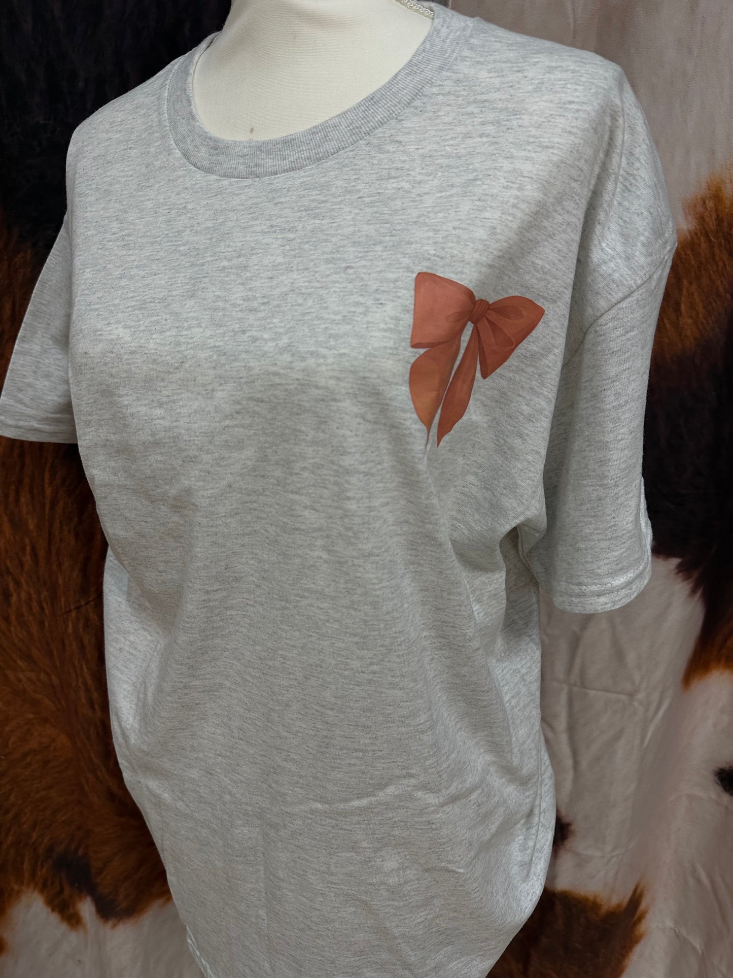 GILDAN| CUSTOM T-SHIRT ONE BOUJEE HEIFER & BOW
