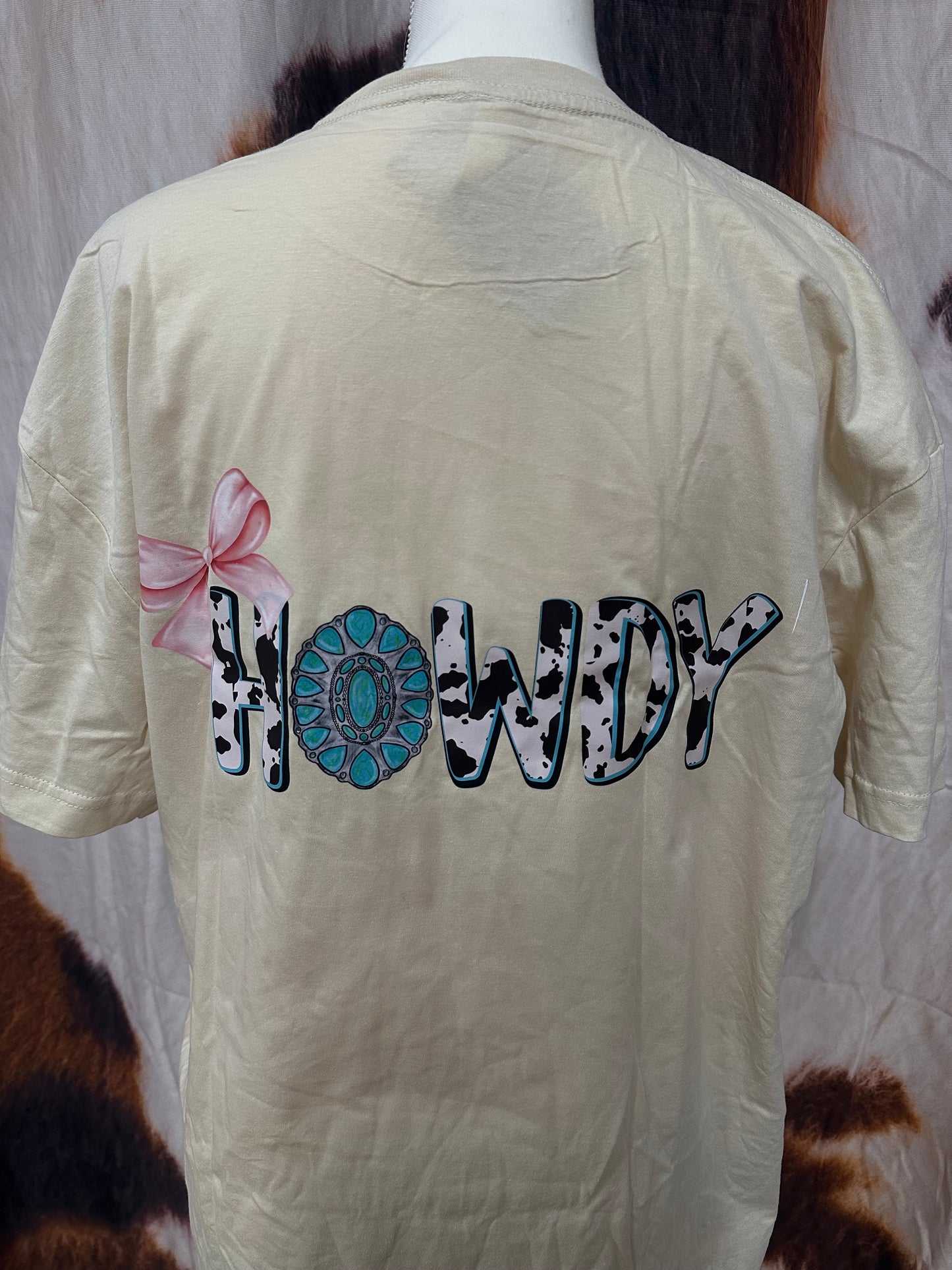 LUCKY FRIENDS| BEIGE CUSTOM T-SHIRT HOWDY COQUETE