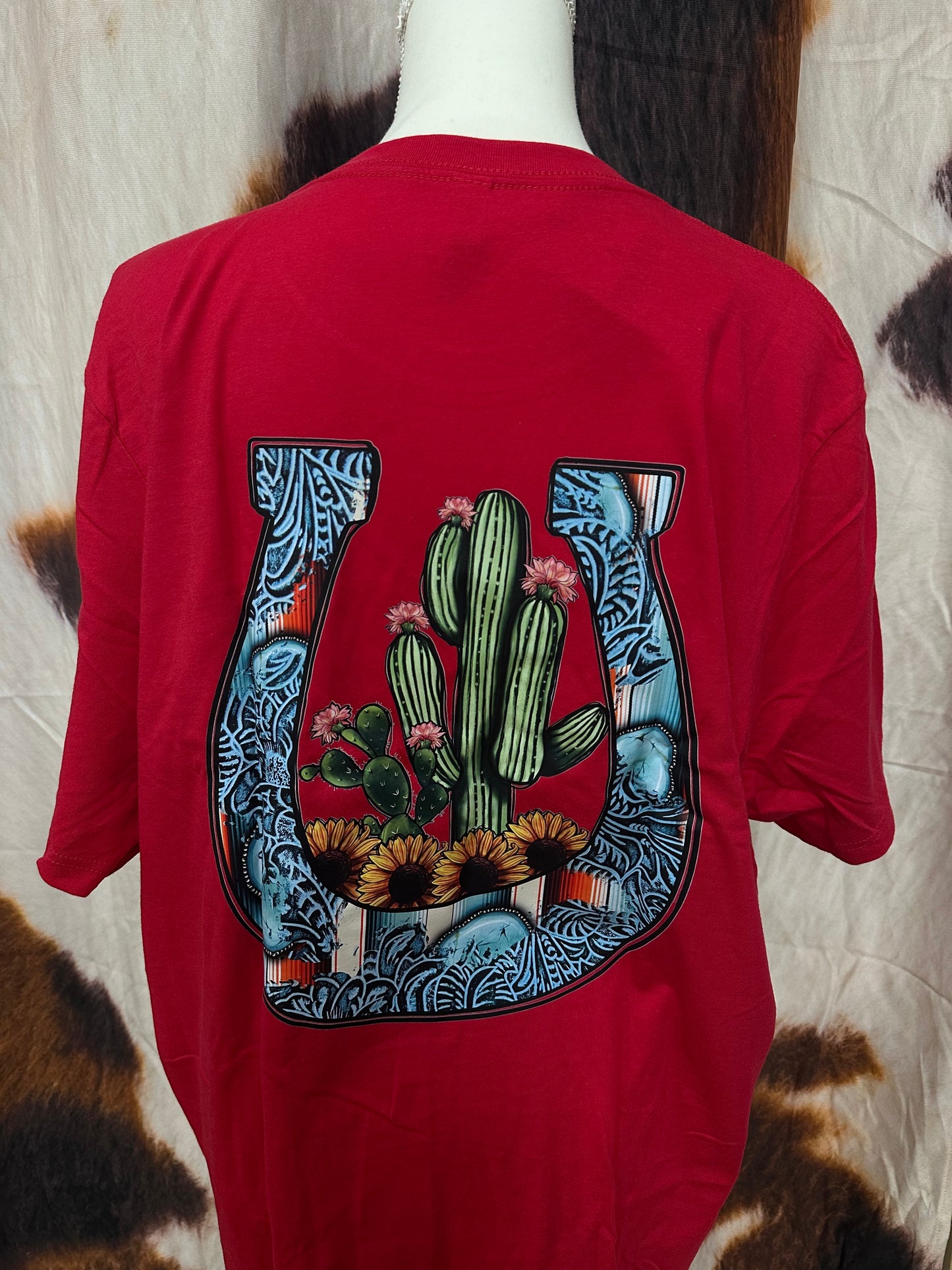 CANVAS| RED CUSTOM T-SHIRT HORSESHOE & CACTUS