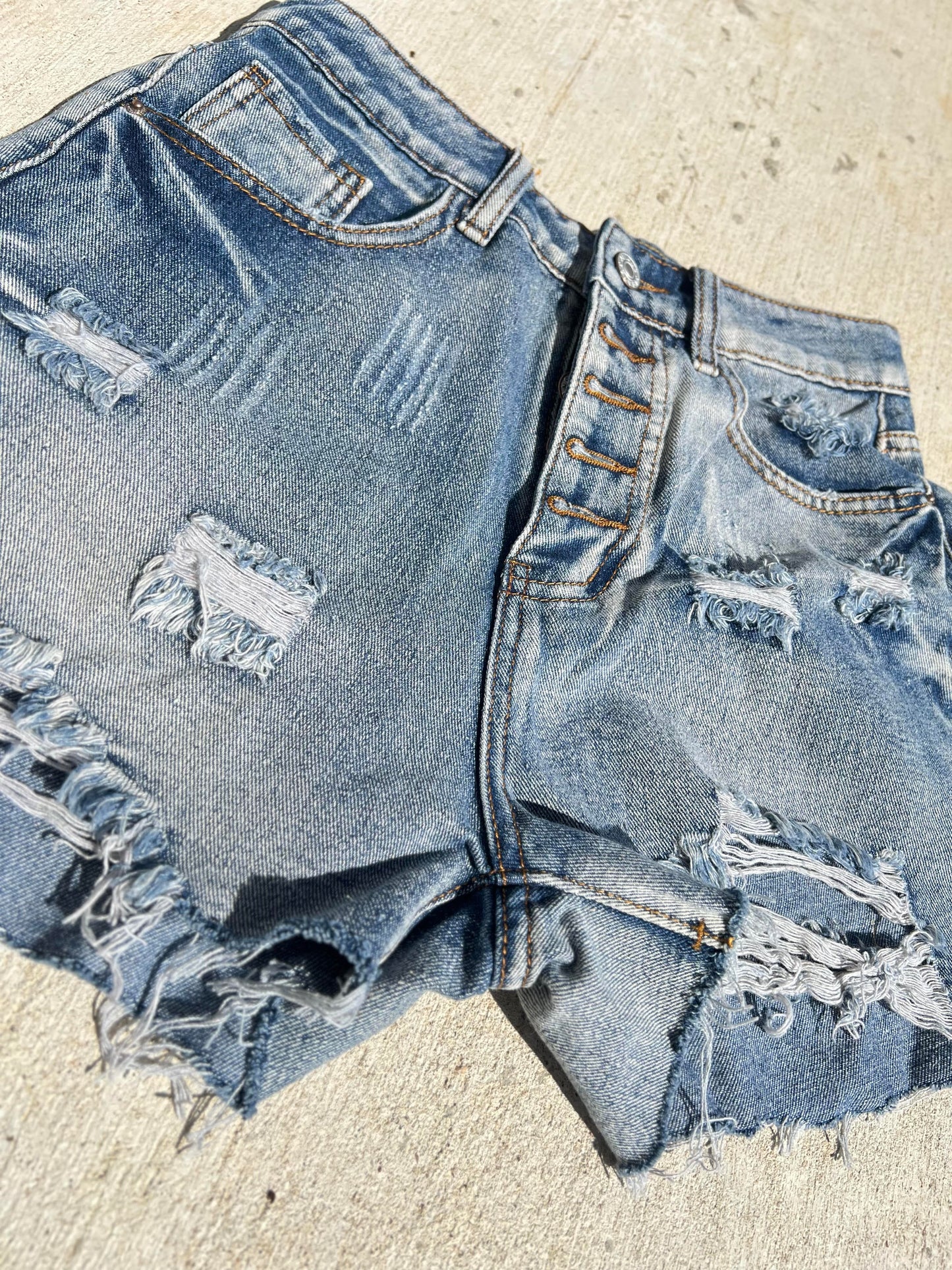 Ripped Denim Shorts (Slim Style)