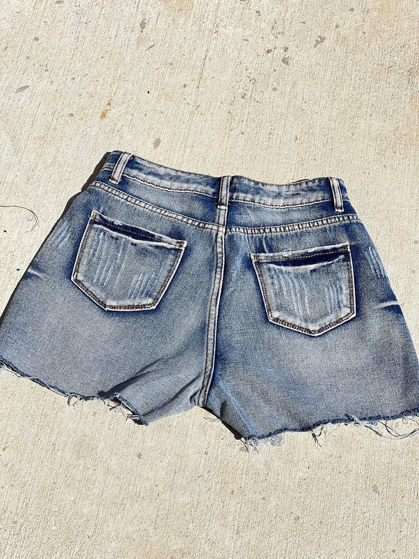 Ripped Denim Shorts (Slim Style)