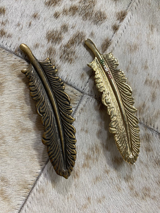 ROCK EM FEATHER PIN FOR HATS