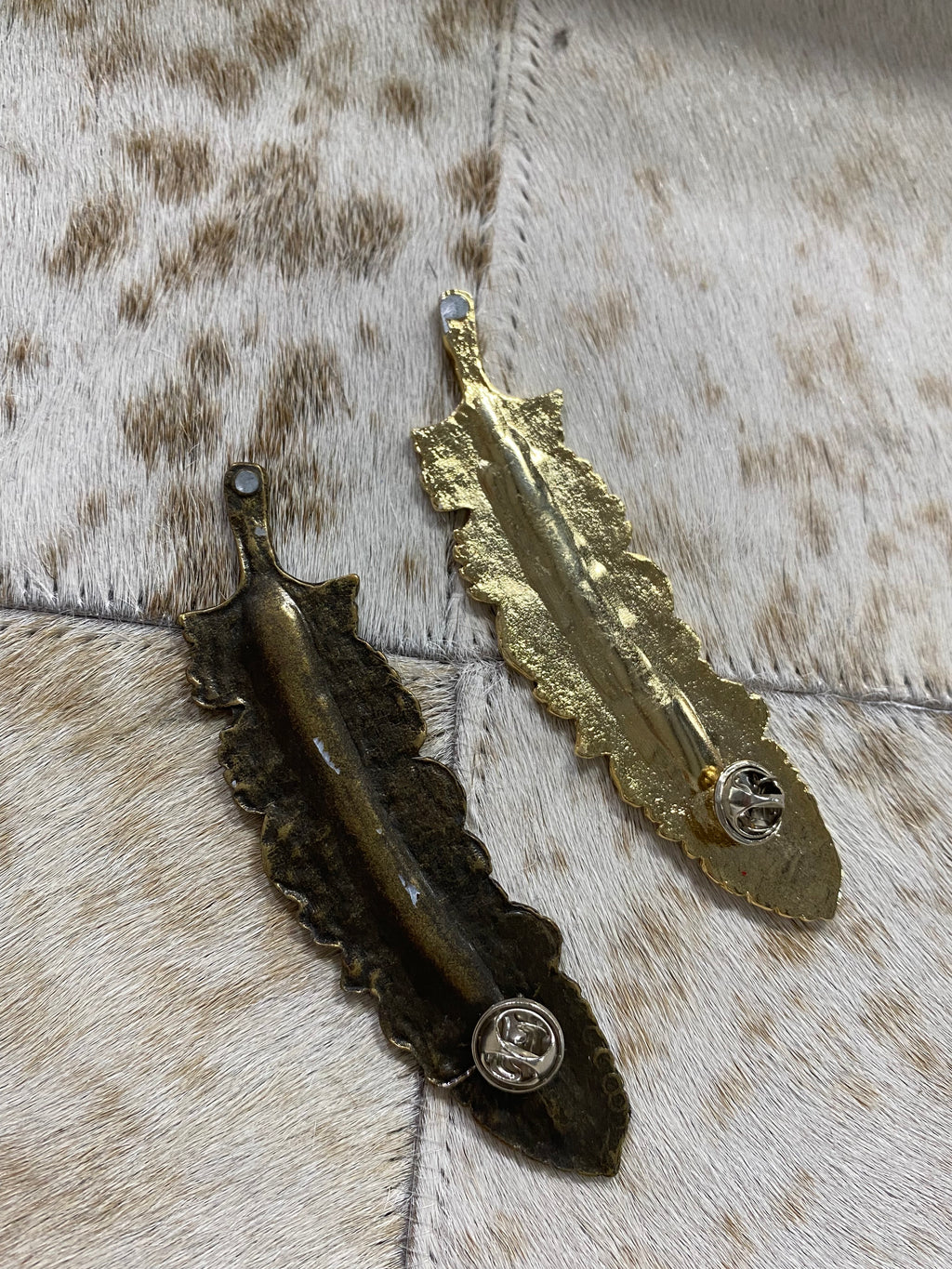 ROCK EM FEATHER PIN FOR HATS