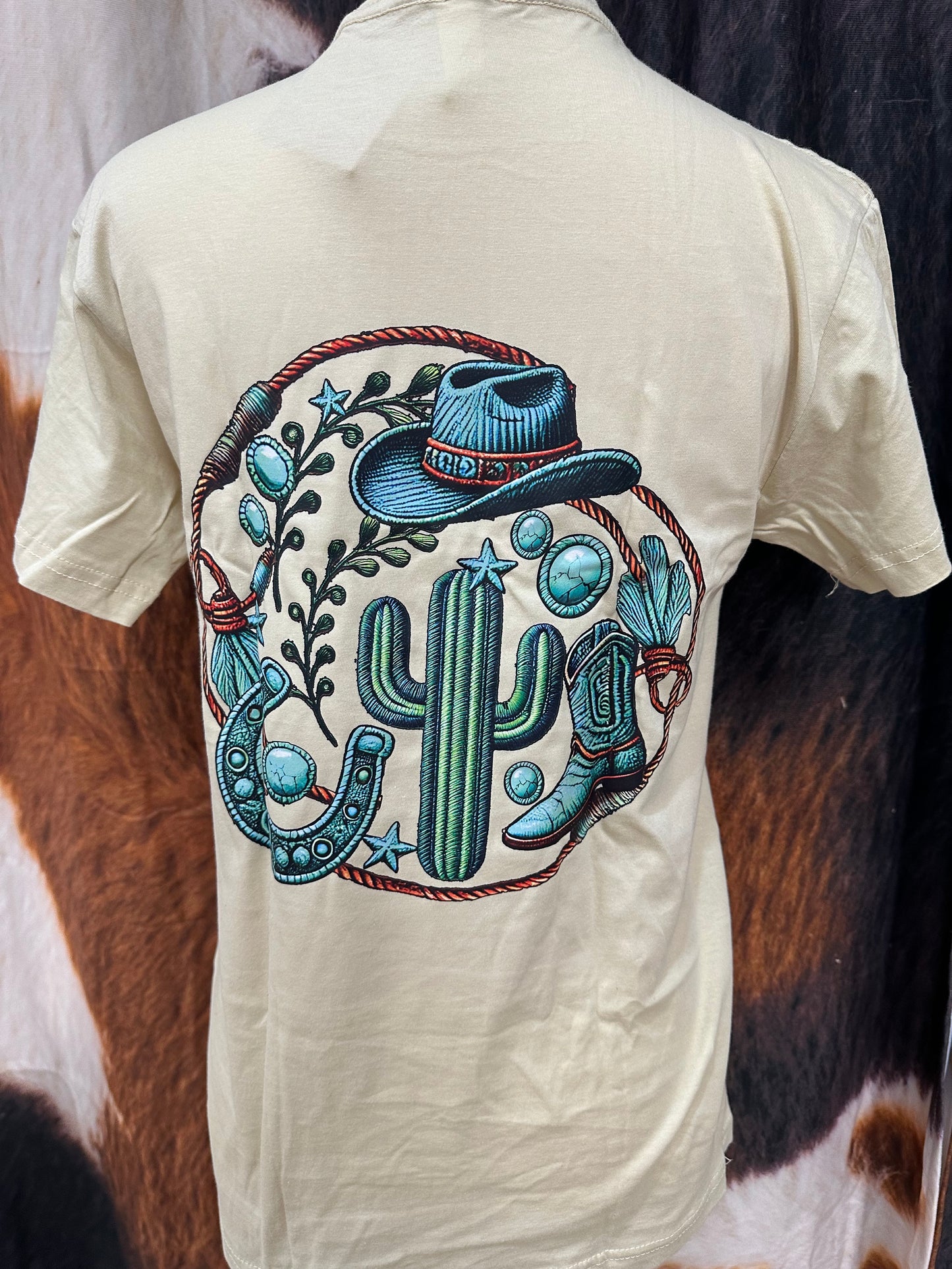 LUCKY & FRIENDS | BEIGE CUSTOM T-SHIRT TURQUOISE  HAT & BOOT & CACTUS