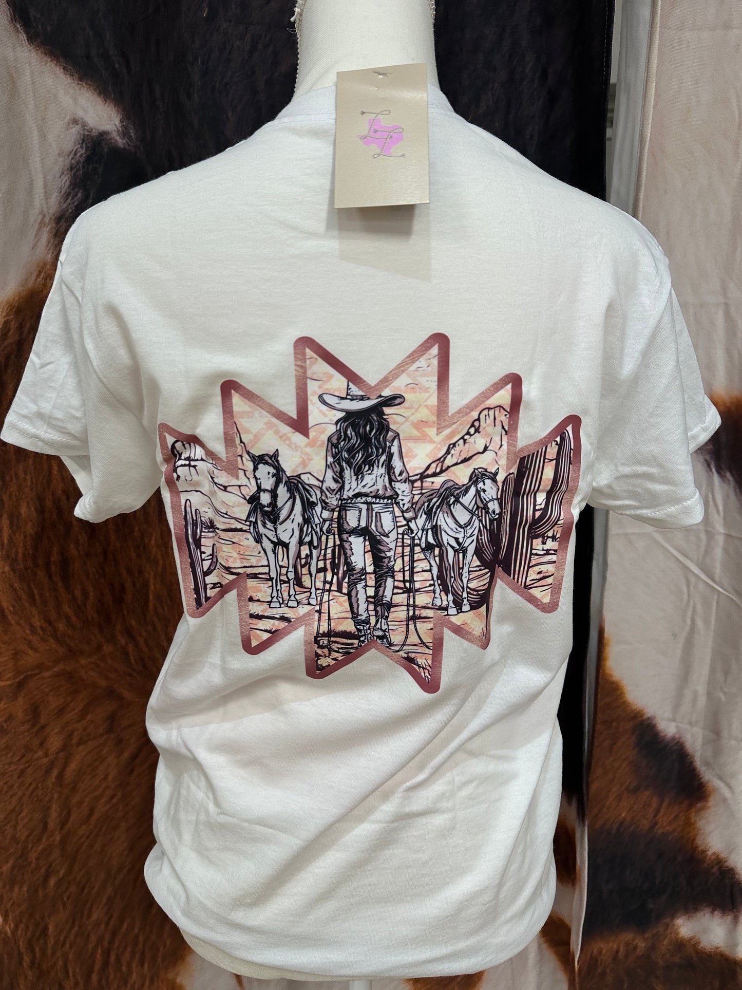 GILDAN| WHITE CUSTOM T-SHIRT COWGIRL DESERT