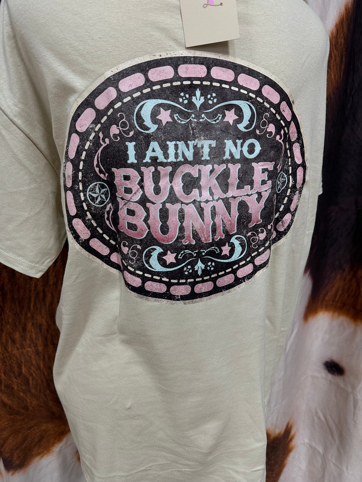 GILDAN | BEIGE CUSTOM T-SHIRT I AIN'T NO BUCKLE BUNNY