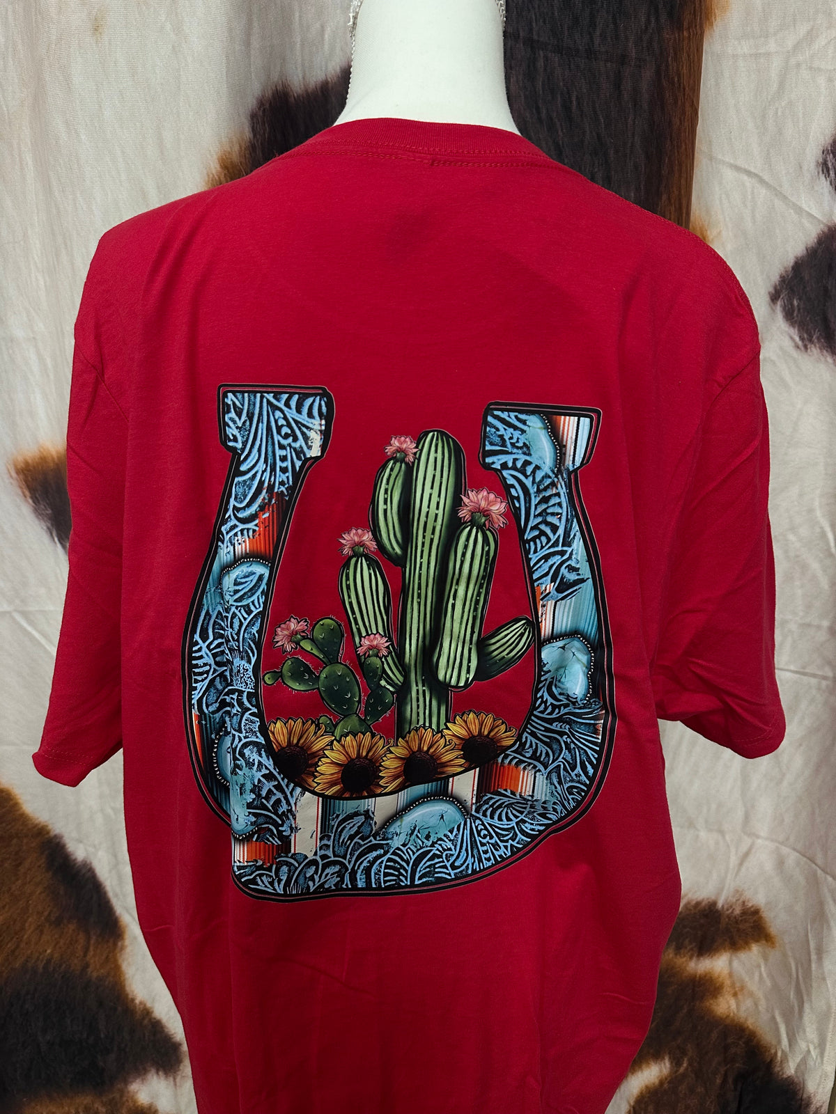 CANVAS| RED CUSTOM T-SHIRT HORSESHOE & CACTUS