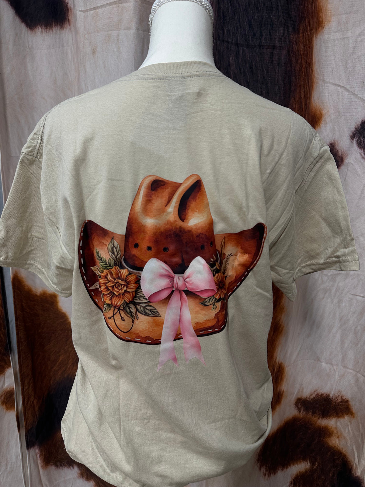 GILDAN| BEIGE CUSTOM T-SHIRT COQUETE COWGIRL HAT & BOOT'S