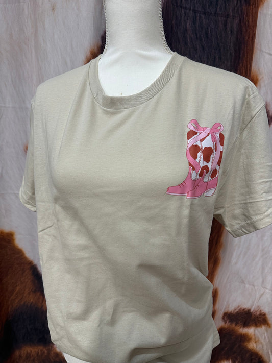 GILDAN| BEIGE CUSTOM T-SHIRT COQUETE COWGIRL HAT & BOOT'S