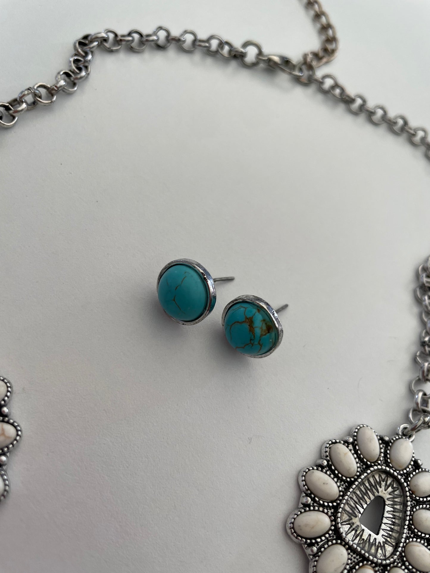 WHITE TEAL NECKLACE