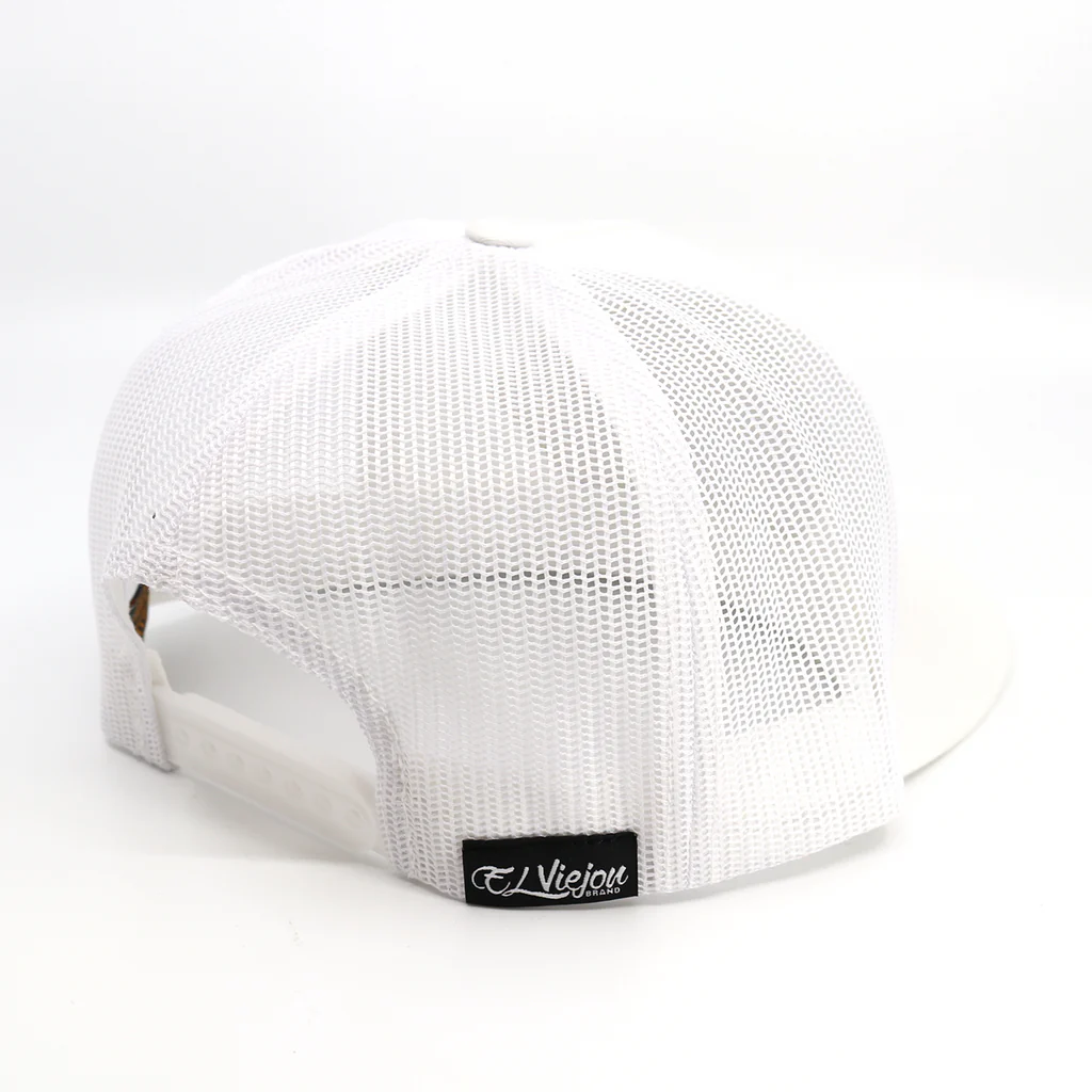 Cachas De Oro White flat visor hat / gorra de visera plana