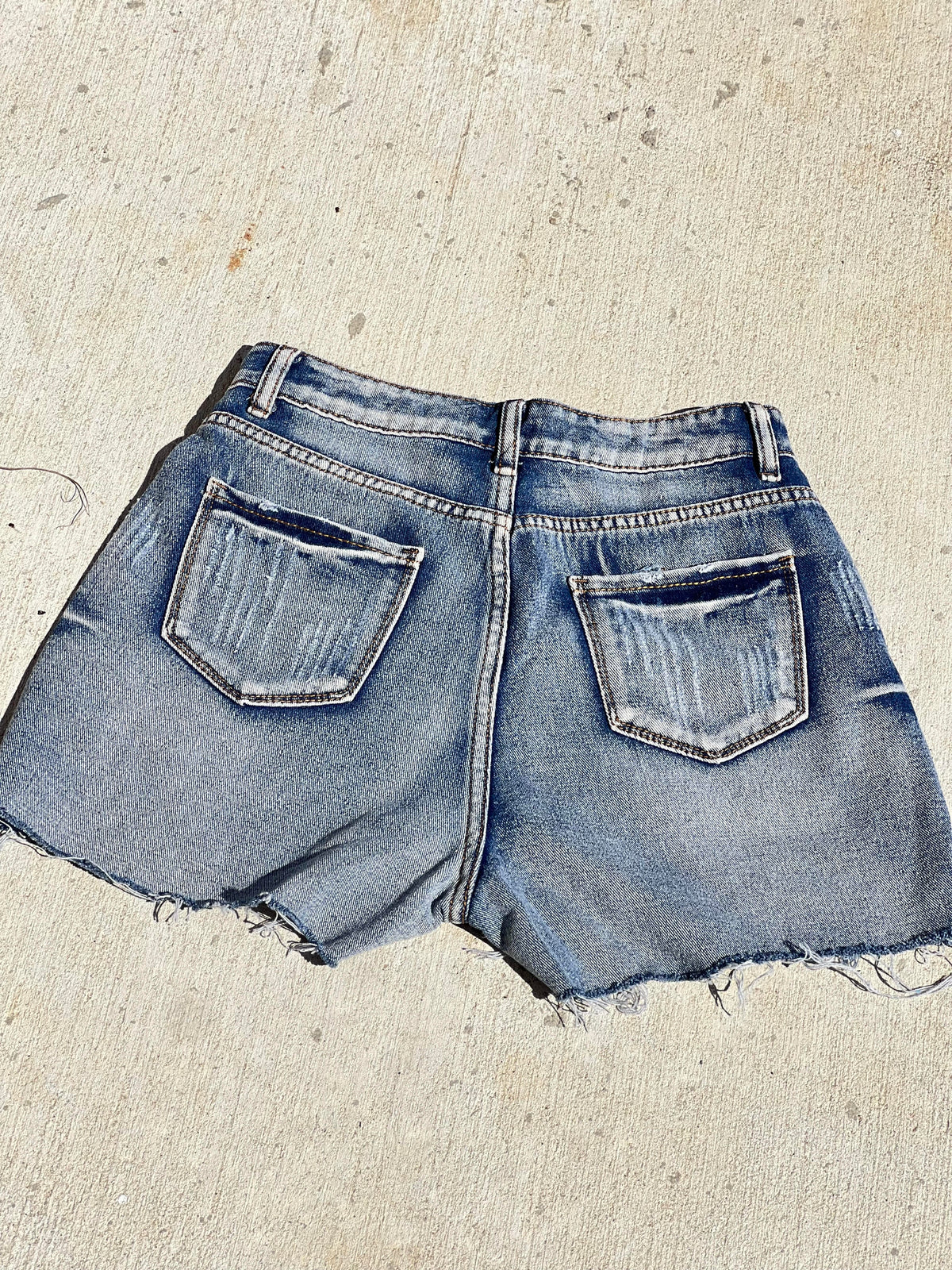 Ripped Denim Shorts (Slim Style)